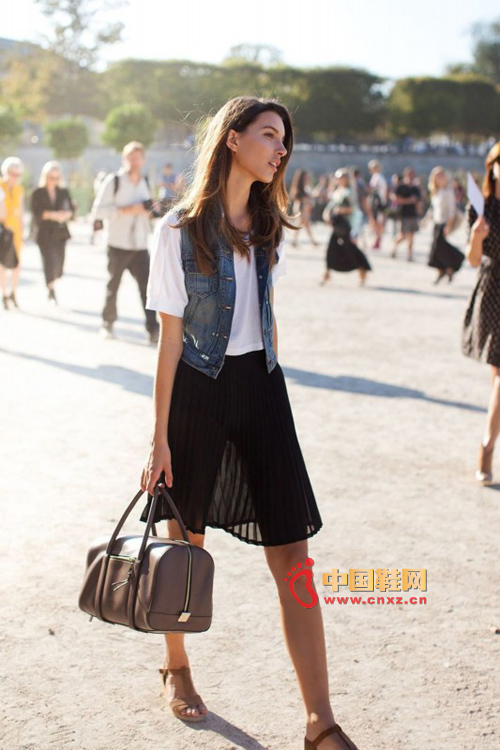 ����͸��ѩ��ȹ����򵥵��İ�ɫT������׾����ϣ�ţ�����׵Ľ�������